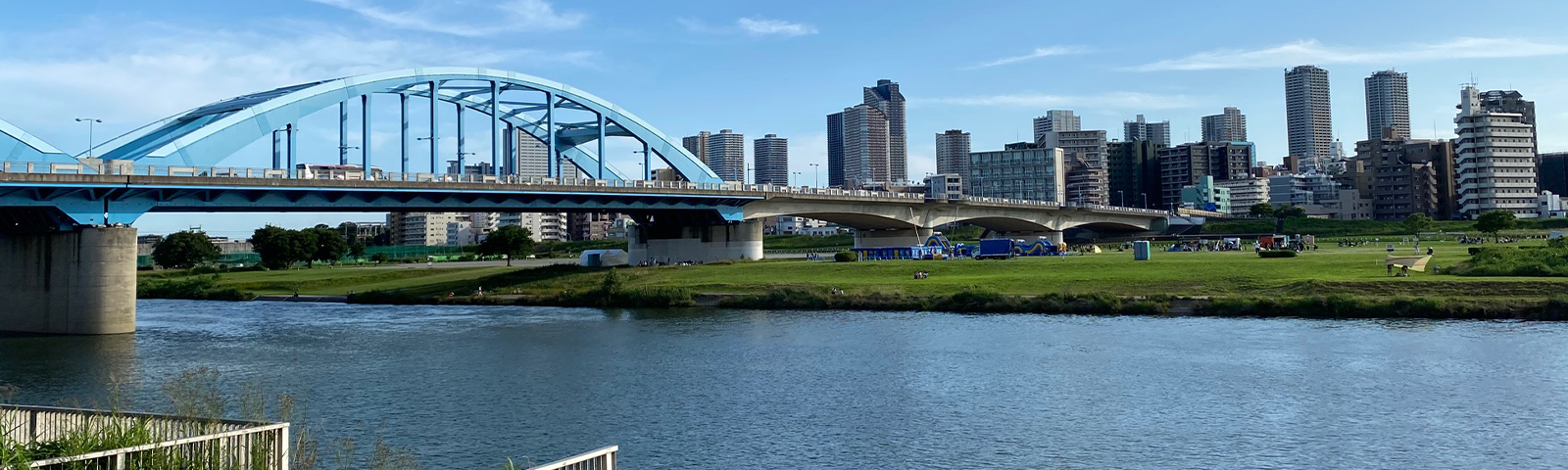 4人の子どもが山を見ている写真
