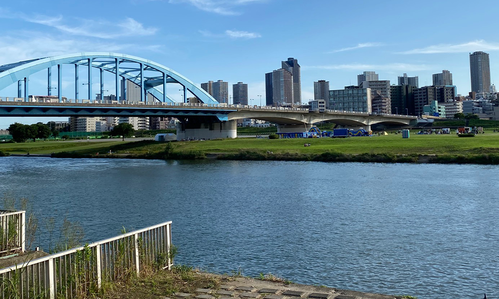 4人の子どもが山を見ている写真